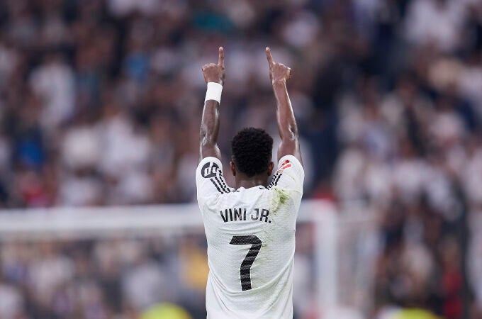 Vinicius celebra uno de sus goles con el Bernabéu