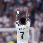 Vinicius celebra uno de sus goles con el Bernabéu