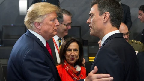 GRAF8210. BRUSELAS, 11/07/2018.- El jefe del Gobierno español, Pedro Sánchez, y el presidente de Estados Unidos, Donald Trump, se saludaron hoy por vez primera al coincidir ambos al inicio de la primera sesión de la cumbre de la OTAN. Sánchez y Trump habían participado en la foto de familia de los líderes asistentes a la cumbre en Bruselas pero no tuvieron ocasión de saludarse en ese momento.