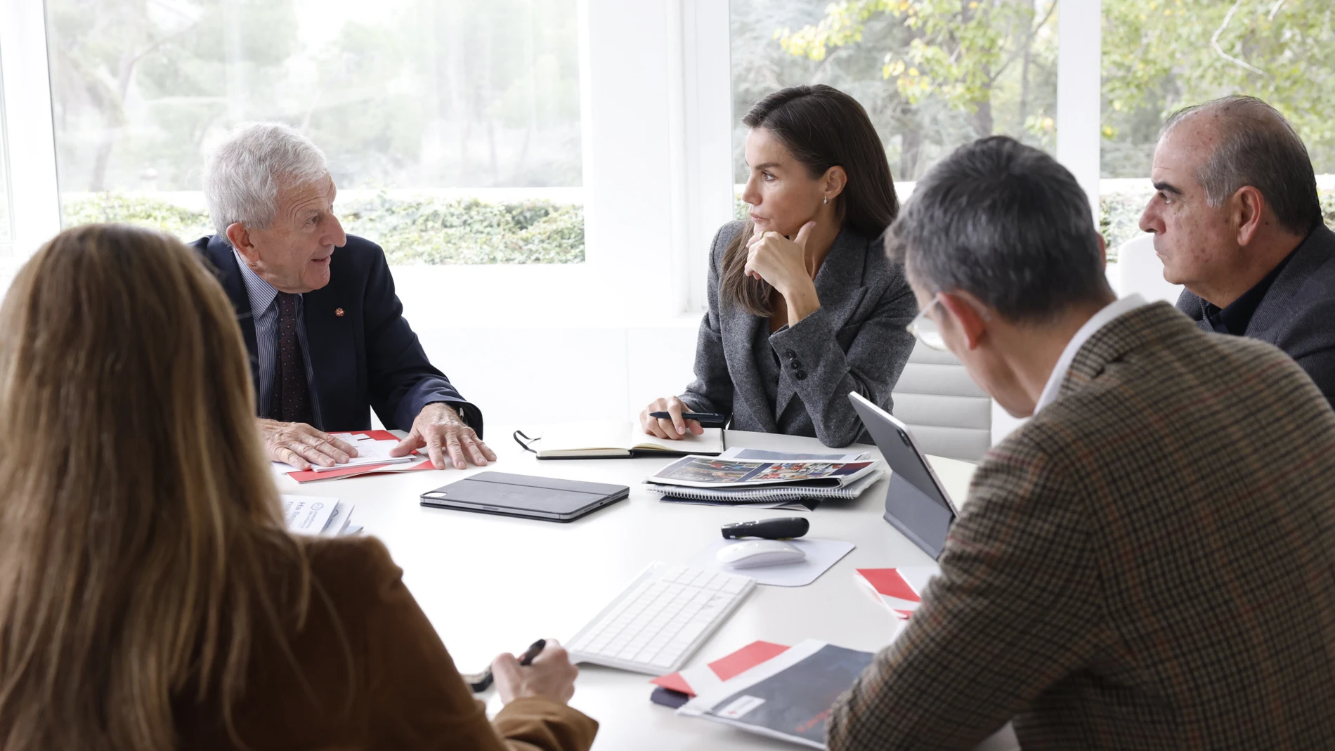 El look con traje gris de La Reina Letizia en una reunión para ayudar a los afectados por la DANA.