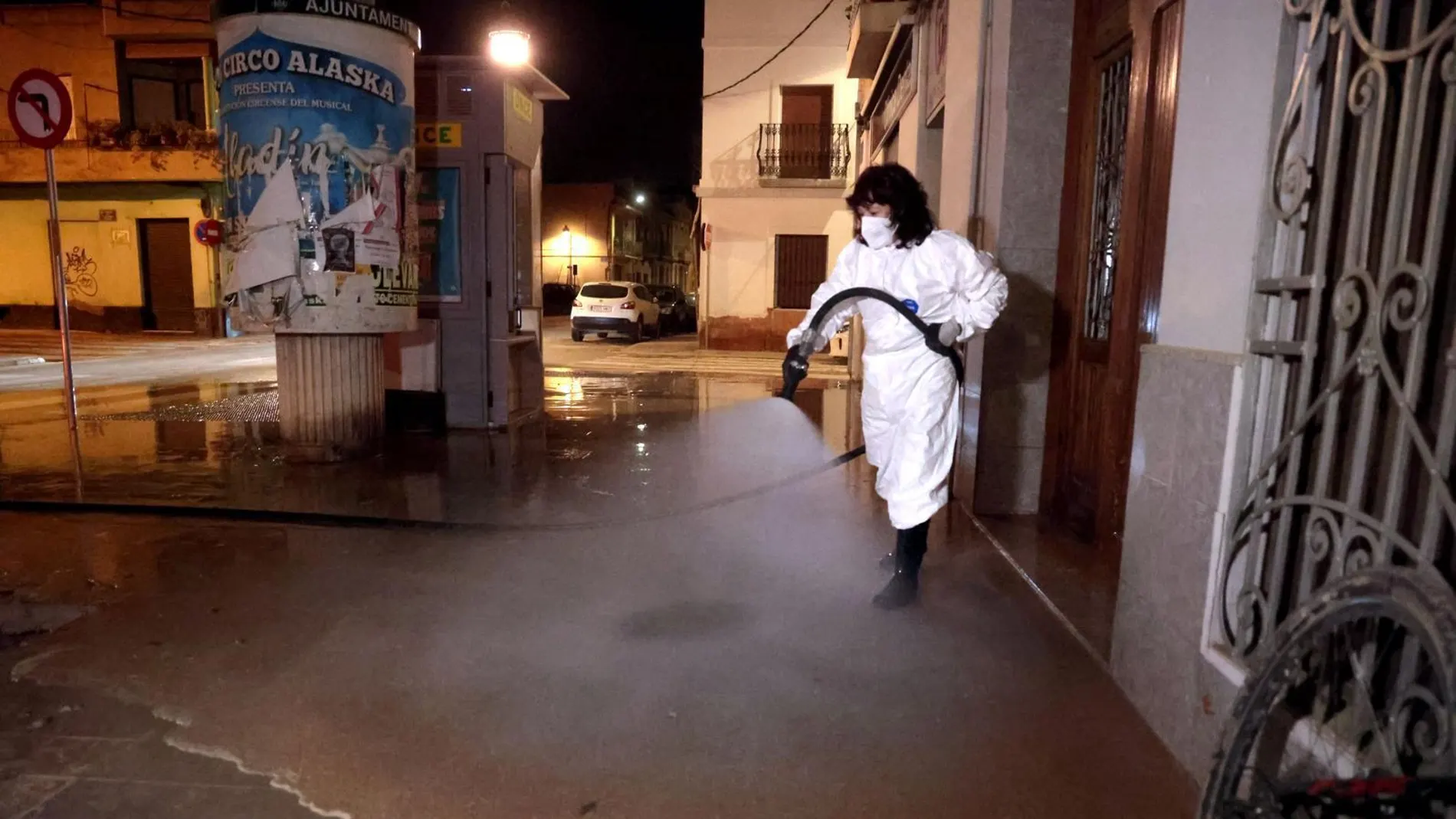 Valencia inicia el trabajo preventivo de baldeo con desinfectante en Castellar-Oliveral tras la DANA