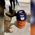 Una de las bombonas con droga que ha incautado la Policía gracias a un perro de su unidad canina