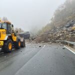 Un desprendimiento de tierra obliga a cortar la AP-66 entre Asturias y León