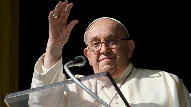 El Papa durante el rezo del Ángelus en el Vaticano
