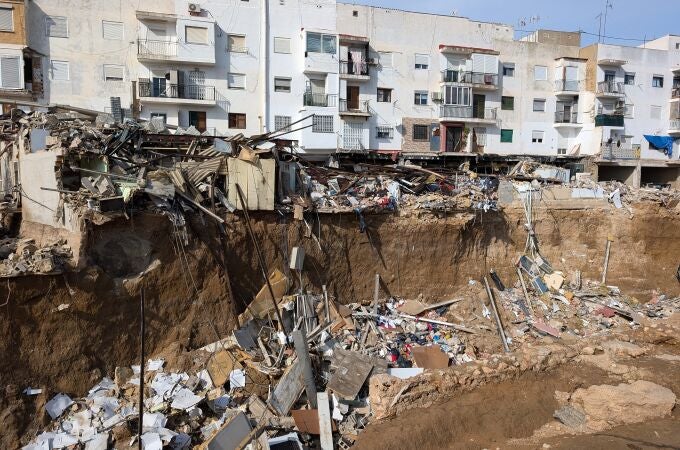 "La riada de la DANA fue como un tsunami pero al revés, de la montaña al mar", relata Juanvi Enguídanos, que vio venir una ola de tres metros desde su balcón.