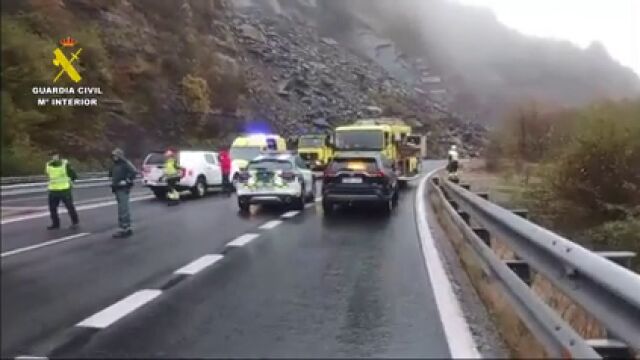 Un desprendimiento de tierra obliga a cortar la autopista del Huerna en ambos sentidos