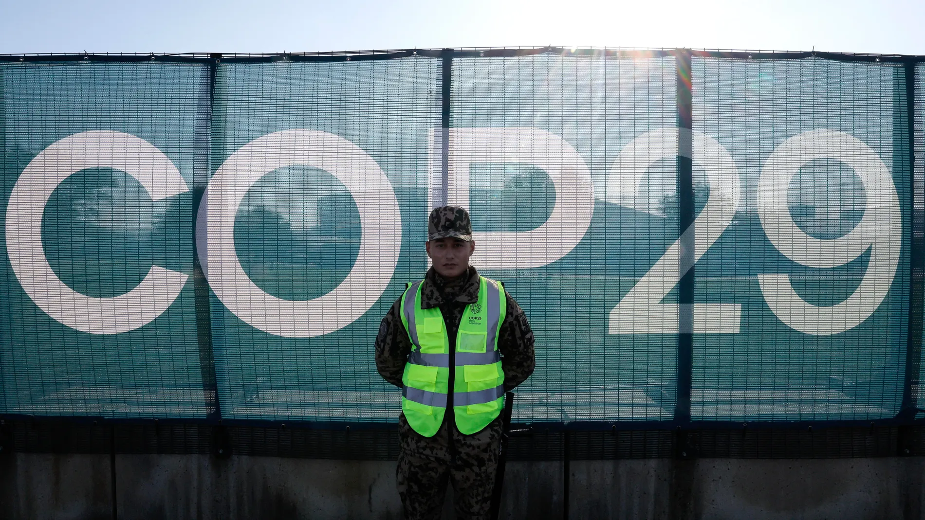 Baku (Azerbaijan), 10/11/2024.- An Azerbaijani serviceman guards outside the venue of the UN Climate Change Conference COP29 in Baku, Azerbaijan, 10 November 2024. The Azerbaijani capital of Baku will host the 2024 United Nations Climate Change Conference (COP29) from 11 to 22 November 2024. (Azerbaiyán) EFE/EPA/ANATOLY MALTSEV