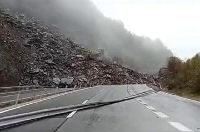 Un desprendimiento de tierra corta la autopista entre León y Asturias