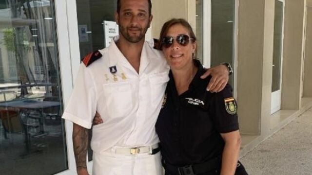 La Policía Nacional condecora a un cabo de la fragata ‘Santa María’ por salvar la vida de una agente