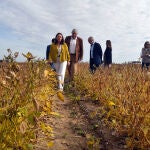 La consejera visita un campo de cultivo de soja en Salamanca