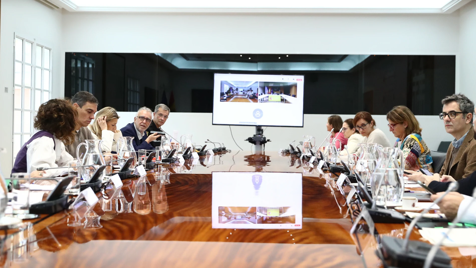 Reunión en la Moncloa del Comité de crisis para el seguimiento de los efectos de la DANA presidio por el presidente del Gobierno, Pedro Sánchez. REMITIDA / HANDOUT por FERNANDO.CALVO Fotografía remitida a medios de comunicación exclusivamente para ilustrar la noticia a la que hace referencia la imagen, y citando la procedencia de la imagen en la firma 10/11/2024