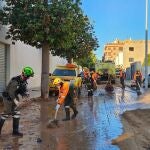 Temporal.- El contingente de ayuda de la Comunidad en Valencia trabaja este lunes en retirar escombros y limpiar barro