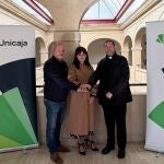 Ignacio Tejera Montaño, Marga Serna y el párroco de la Cofradía, Manuel Fláker tras el acuerdo