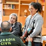 Teresa y su cuidadora con el Guardia Civil que las rescató