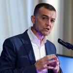 El coordinador general de IU, Antonio Maíllo, participa en un desayuno de Fórum Europa