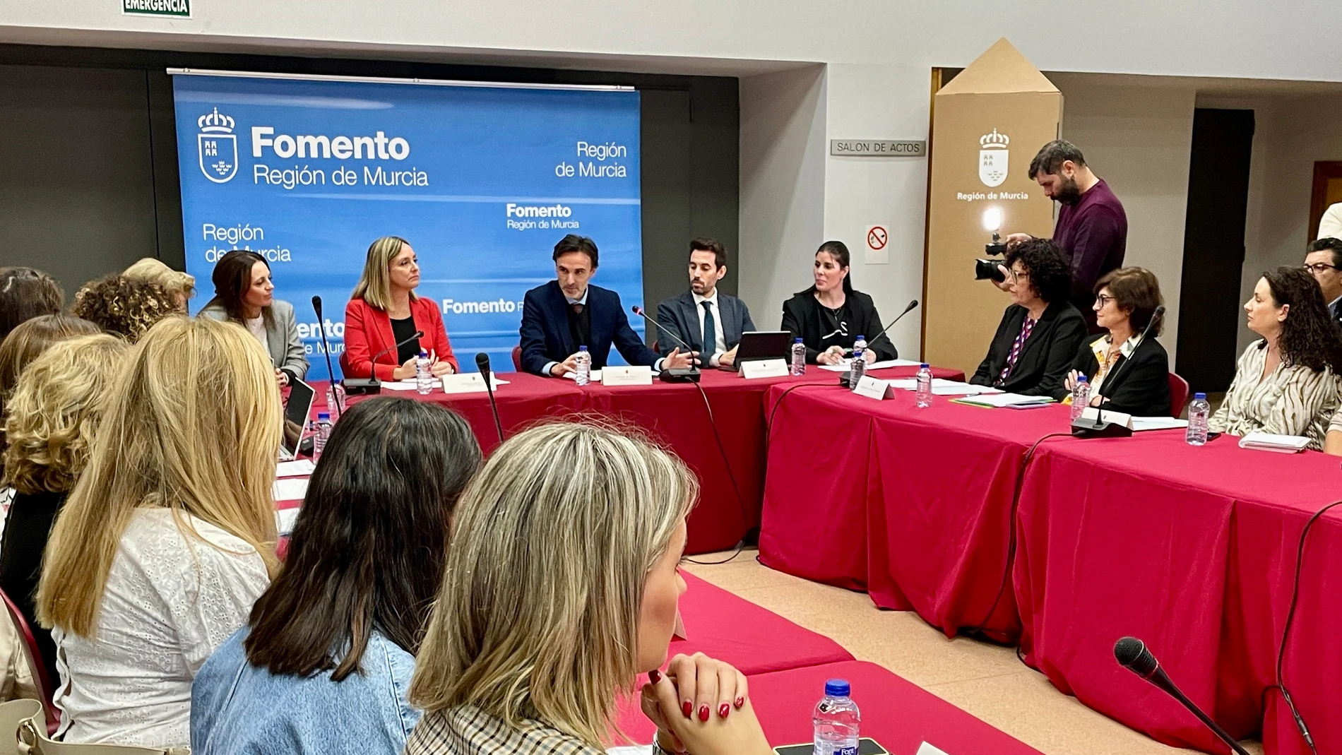 Los consejeros de Fomento y Política Social presiden la ‘Comisión de seguimiento y coordinación del programa de acompañamiento al realojo de familias en situación de exclusión social y residencial cronificada’.