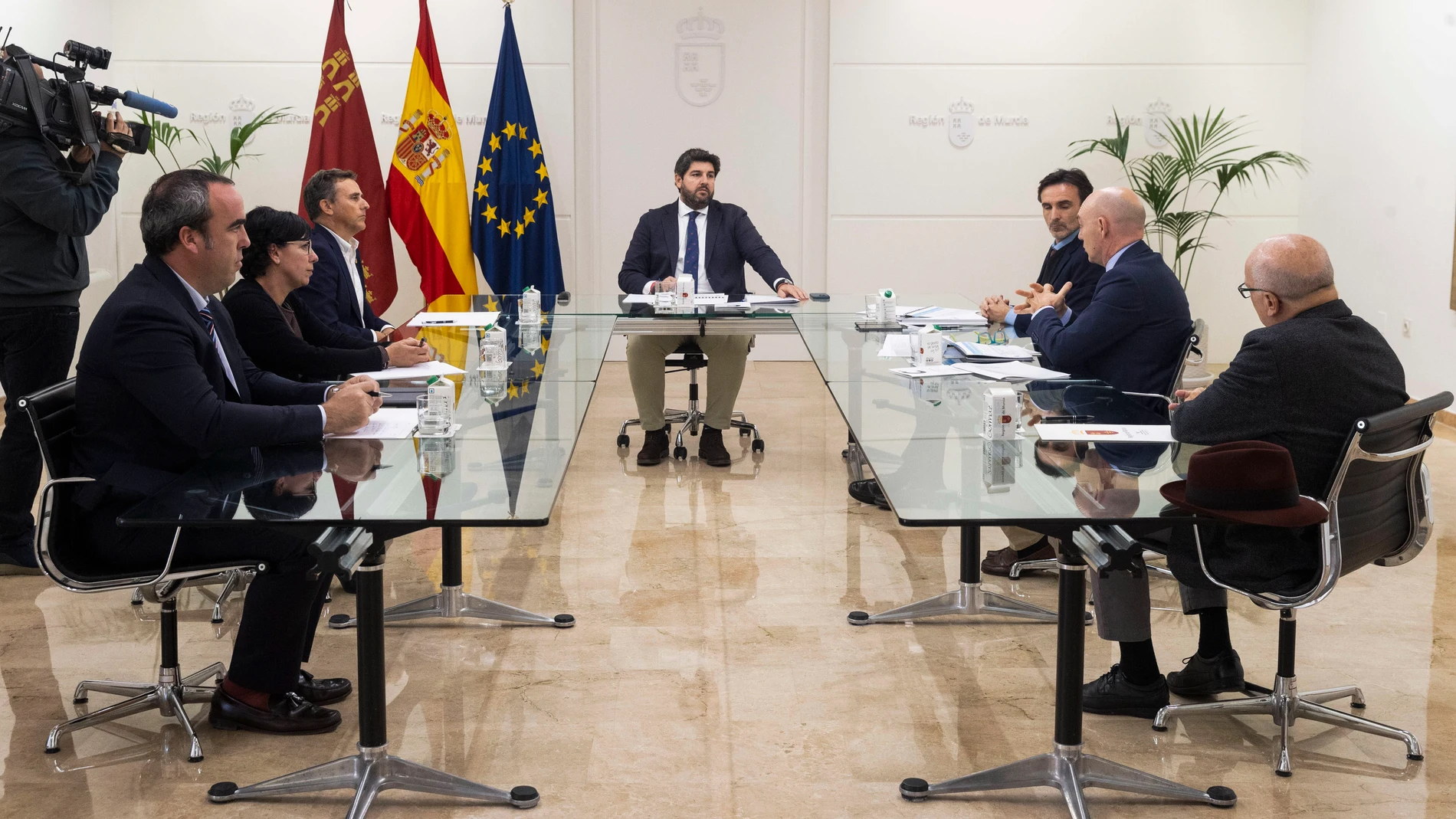MURCIA, 11/11/2024.- El presidente de la Comunidad de Murcia Fernando López Miras (c), durante un momento de la reunión que ha mantenido con el decano del colegio de ingenieros de la Región de Murcia Alejandro Lázaro (3i) junto a los miembros de la junta rectora del colegio de ingenieros de caminos, canales y puertos,, este lunes en el Palacio de San Esteban. EFE/Marcial Guillén