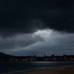 Vista del amanecer este lunes en San Sebastián