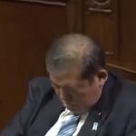 El primer ministro japonés dormido durante la sesión parlamentaria para ser reelegido