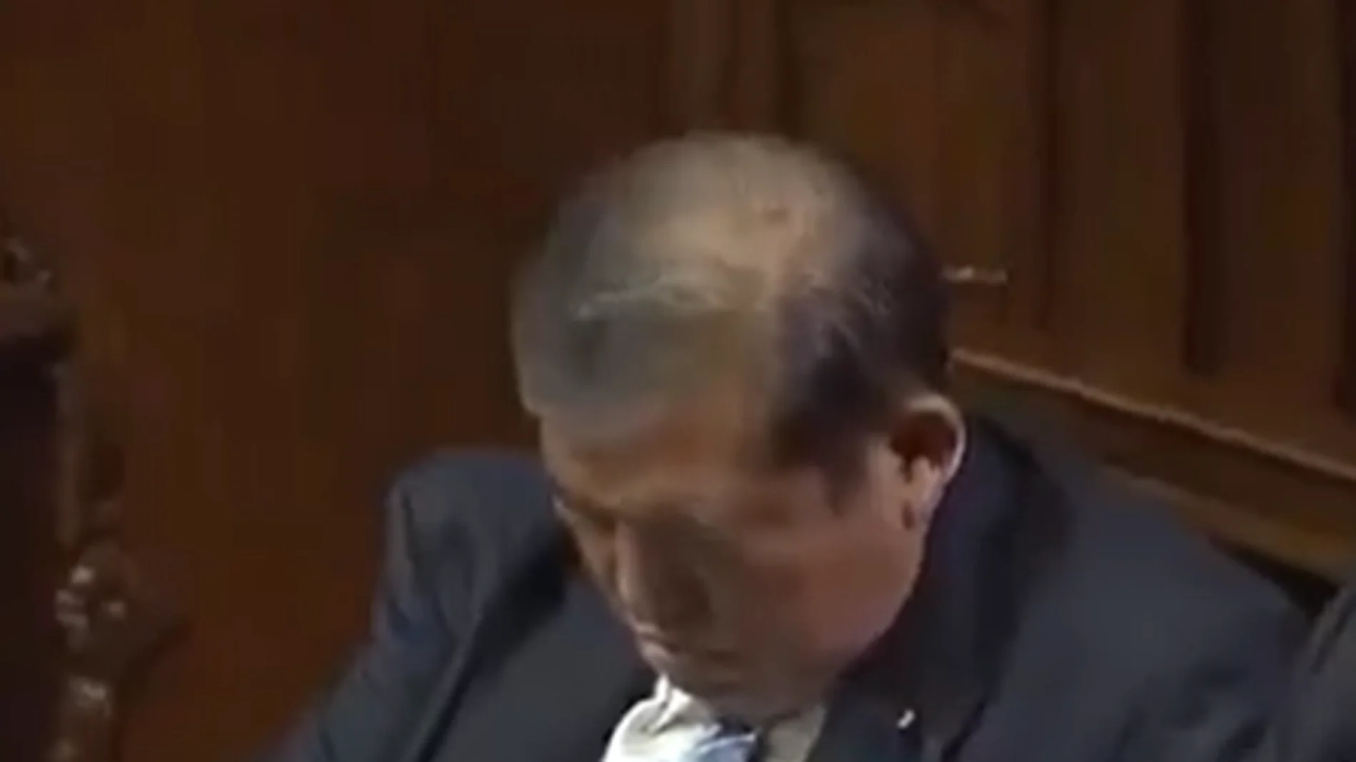El primer ministro japonés dormido durante la sesión parlamentaria para ser reelegido