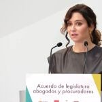 Ayuso acuerda con abogados y procuradores reforzar asistencia jurídica gratuita: se suben baremos y compensan guardias