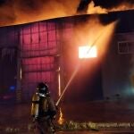 Sucesos.- Bomberos controlan un incendio declarado en un almacén de palets del polígono La Serreta de Molina (Murcia)