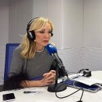 Carmen Lomana con jersey de plumas. 
