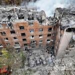 Un bombardeo ruso contra un edificio de viviendas en Kryvyi Rih, la ciudad natal del presidente Volodimir Zelenski