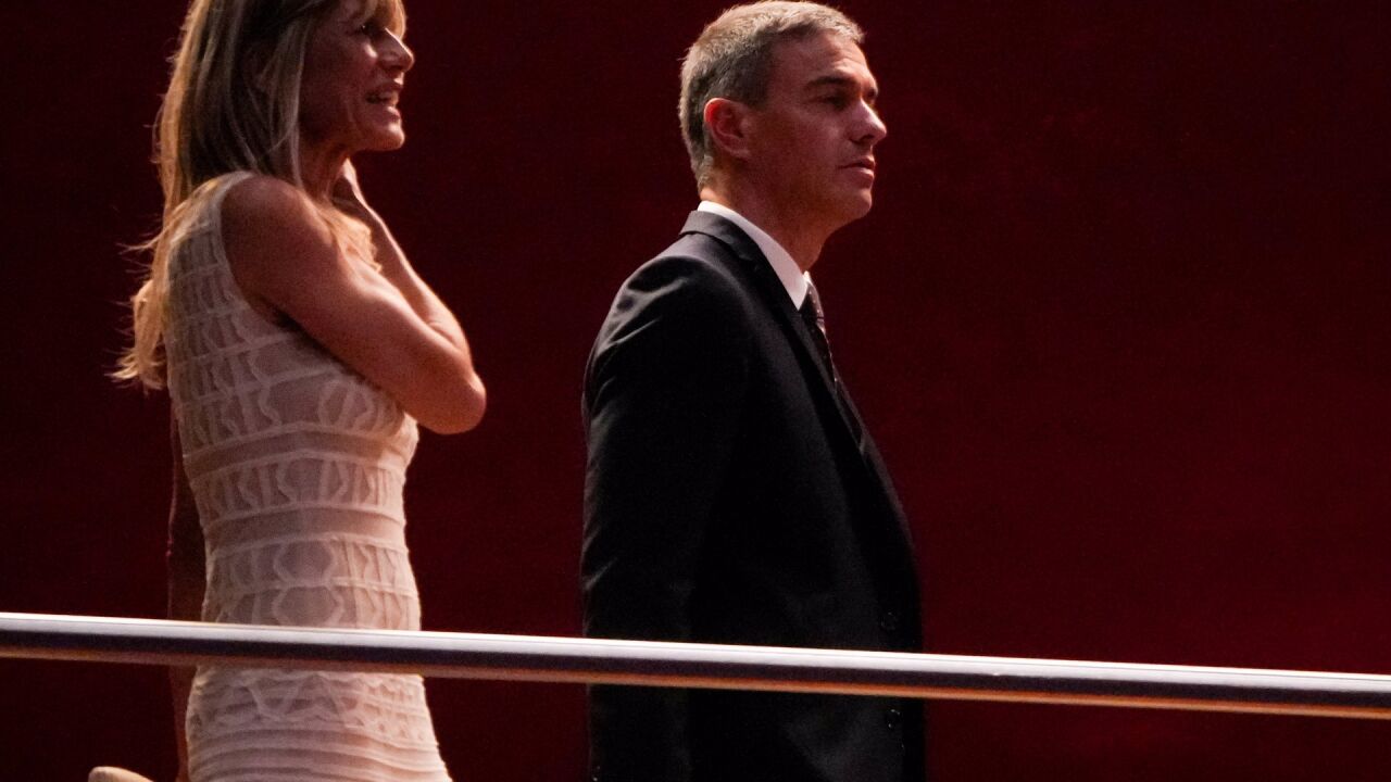 告発ではペイナドに対し、ベゴーニャ・ゴメスが出頭できるよう月曜日に出廷できるようパスポートを取り下げるよう要求している。