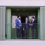 El alcalde de Madrid, José Luis Martínez-Almeida, visita las viviendas de Nuestra Señora de los Ángeles 14, en el ecobarrio de Puente de Vallecas