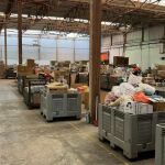 Interior de la nave puesta a disposición por parte de Mercadona a la Conselleria de Servicios Sociales para la canalización de donaciones