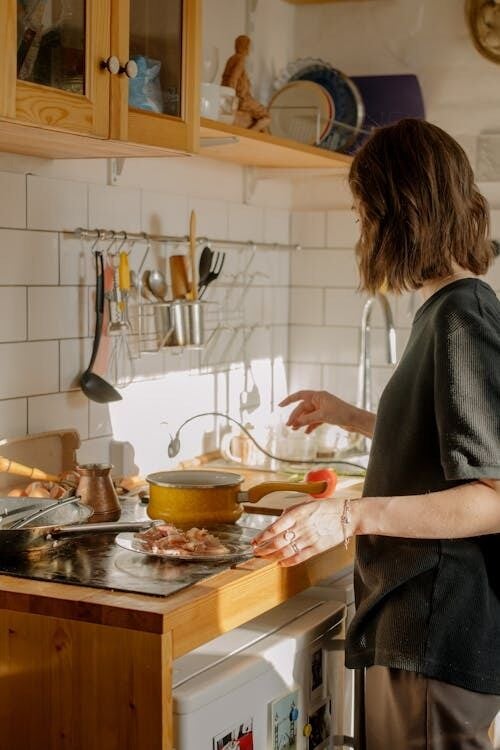 Una persona se hace la comida en su casa