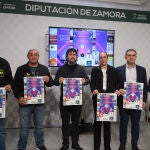 El diputado de Deportes y Juventud, Juan del Canto; el presidente y el secretario de la Asociación Ornitológica Colorín Colorado), Santos Alonso y Tomás Colmenero , respectivamente, presentan el III Campeonato Ornitológico Asorcoza ‘Ciudad de Zamora’, el I Campeonato Ornitológico Interregional del Noroeste, el II Monográfico del Canario Closter, la III Feria Ornitológica de Intercambio de Aves y la I Feria de Artesanía y Alimentación. También participan representantes del Ayuntamiento de Zamora y de Caja Rural de Zamora.