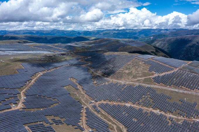 a central fotovoltaica de Yalongjiang Kola, la central más grande del mundo, ubicada en el condado de Yajiang, prefectura autónoma tibetana de Ganzi, en la provincia de Sichuan.