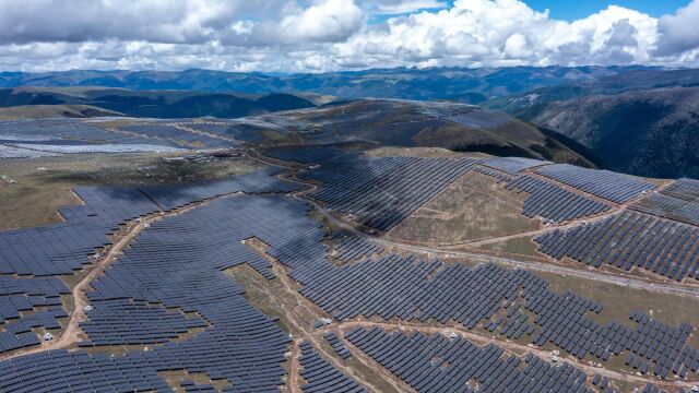 a central fotovoltaica de Yalongjiang Kola, la central más grande del mundo, ubicada en el condado de Yajiang, prefectura autónoma tibetana de Ganzi, en la provincia de Sichuan.