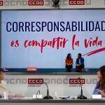 La secretaria de Mujeres, Igualdad y Políticas Sociales de CCOO Castilla y León, Yolanda Martín, y la coordinadora del servicio de asesoramiento e igualdad (SAI), Elena Pinilla, presentan una campaña sobre corresponsabilidad.