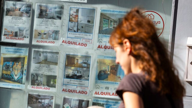Inmobiliaria con anuncio de venta y alquiler de pisos y casas. 
