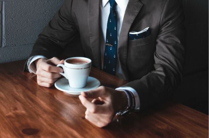 Una persona con una taza llena de café