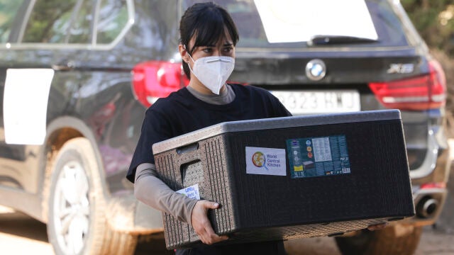 Aitana, apoyando en Catarroja a las víctimas de la DANA