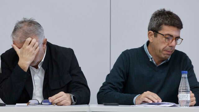 El ministro de Política Territorial y Memoria Democrática, Ángel Víctor Torres (i) y el presidente de la Generalitat Valenciana, Carlos Mazón, durante la reunión mantenida este martes del Centro de Coordinación Operativa Integrada (Cecopi), esta mañana
