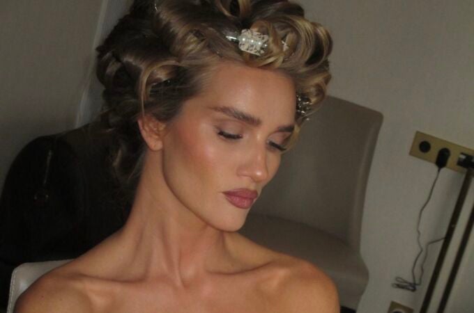 Rosie Huntington-Whiteley preparando la piel con maquillaje.