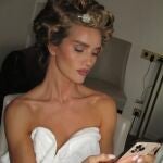 Rosie Huntington-Whiteley preparando la piel con maquillaje.