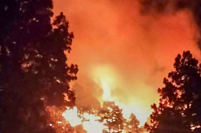 Un conato de incendio forestal obliga a evacuar a unas 200 personas en El Paso (La Palma)