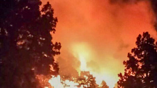 Un conato de incendio forestal obliga a evacuar a unas 200 personas en El Paso (La Palma)