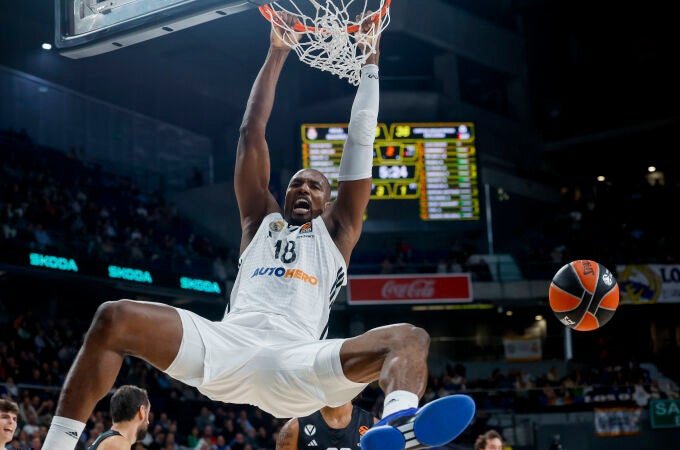 Ibaka machaca el aro de la Virtus