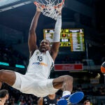 Ibaka machaca el aro de la Virtus