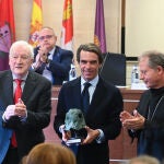 José María Aznar recibe el premio de la Fundación Silos