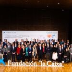 Foto de familia de representantes de la Fundación “la Caixa” junto a los investigadores seleccionados