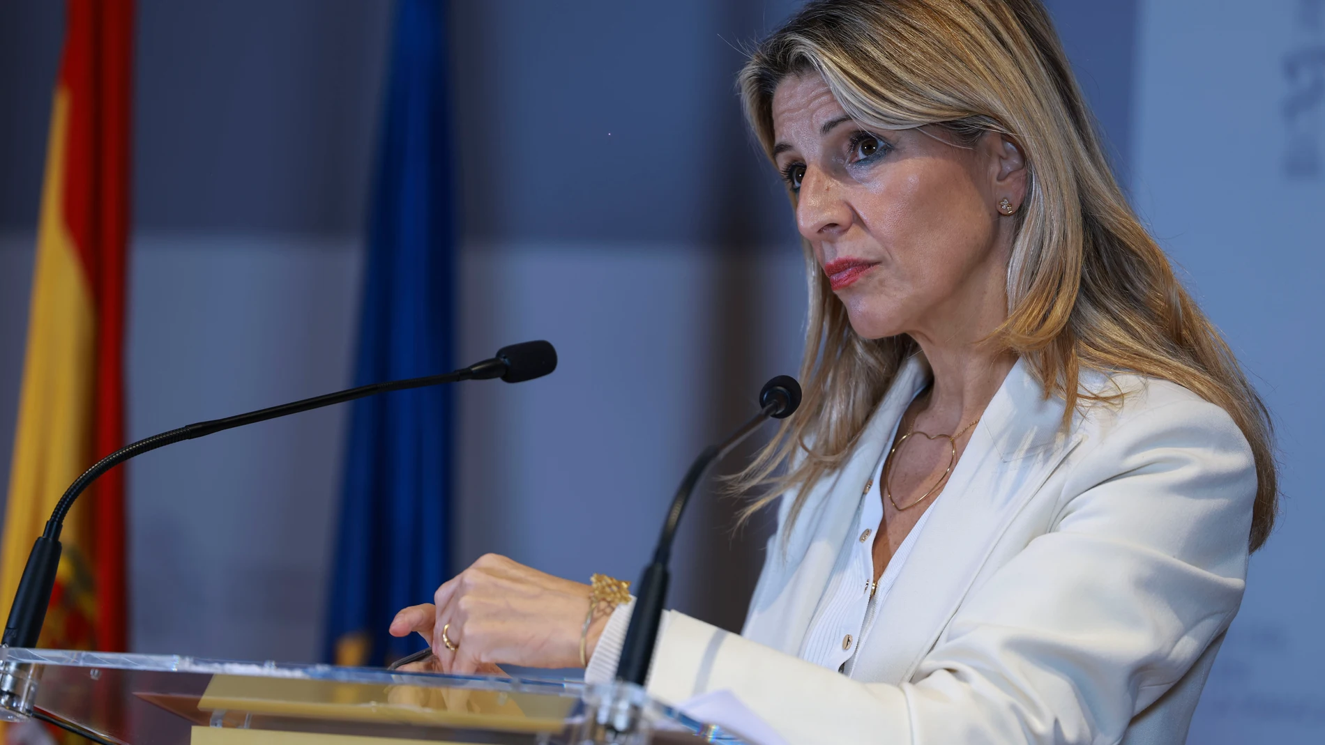 TOLEDO, 12/11/2024.- La vicepresidenta segunda del Gobierno y ministra de Trabajo y Economía Social, Yolanda Díaz, durante la rueda de prensa ofrecida este martes en Toledo, después de mantener una reunión con el Gobierno y agentes sociales de Castilla-La Mancha. EFE/Ismael Herrero