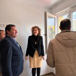 La directora general de Vivienda, Arquitectura, Ordenación del Territorio y Urbanismo, María Pardo, entrega una de las viviendas en Viana de Cega